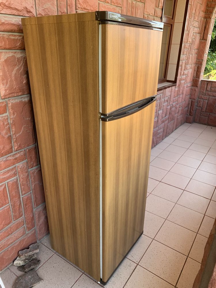 Холодильник Indesit на запчастини