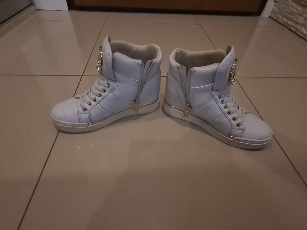 Guess sneakersy biale niskie logo zlote cyrkonie suwaj ma boku
