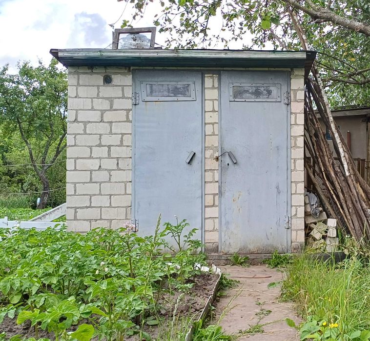 Терміново продам цегляний дачний будинок з гаражем і садом