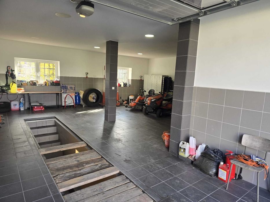 Warsztat z kanałem i biuro