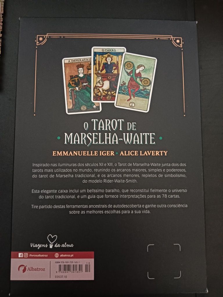 Vendo livros de Tarot dois com cartas novos .
