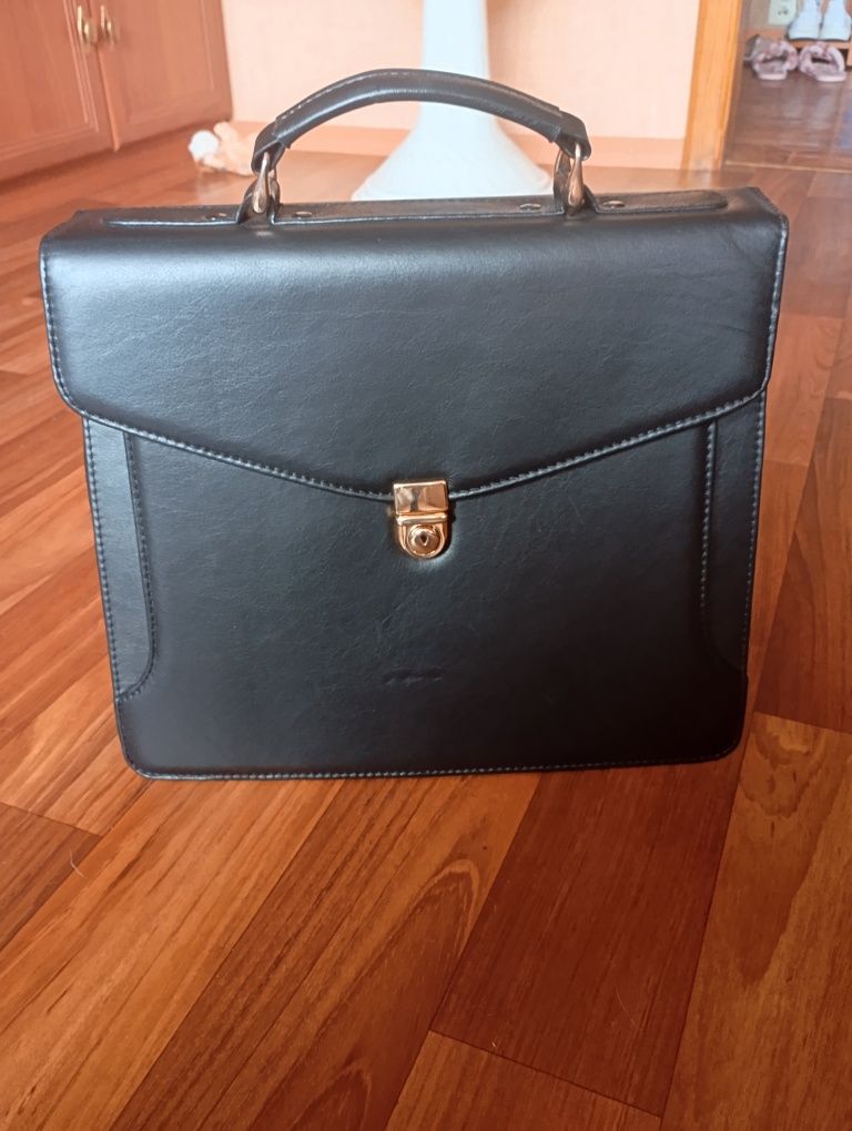 Продам деловой портфель