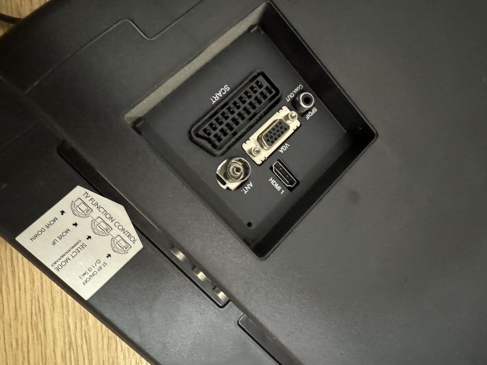 Tv 22” com comando e suporte parede