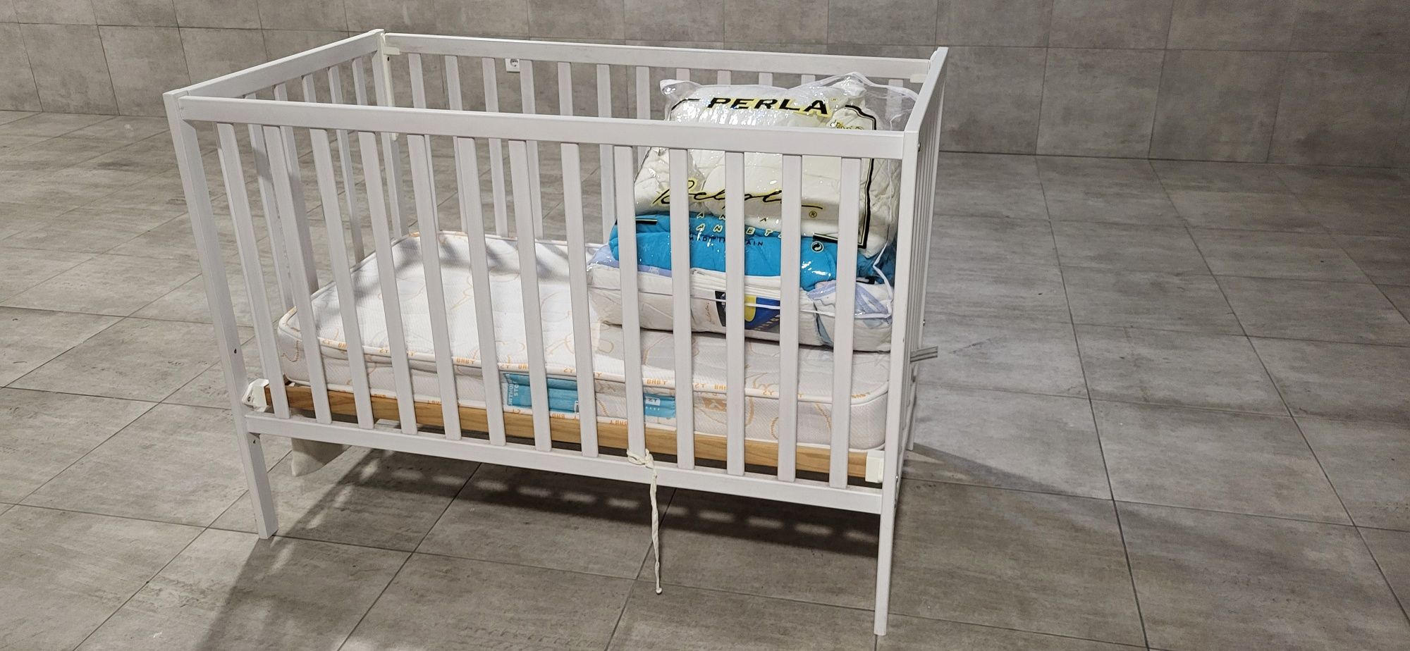 Berço bebé com colchão, roupa de cama (2 edredoes) e resguardo. Estado