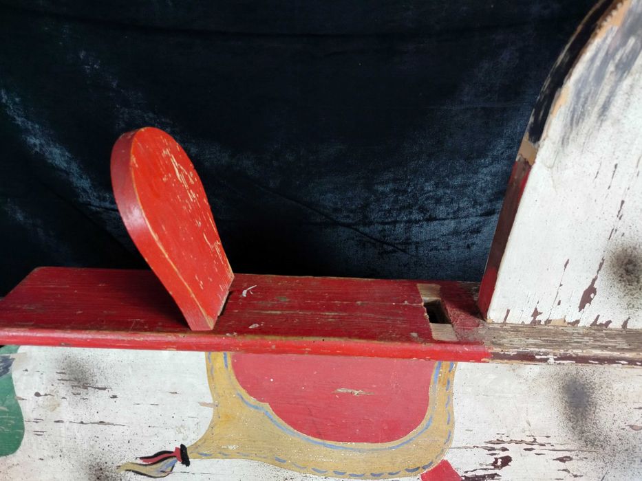 Stary uroczy drewniany konik na płozach SZ1005