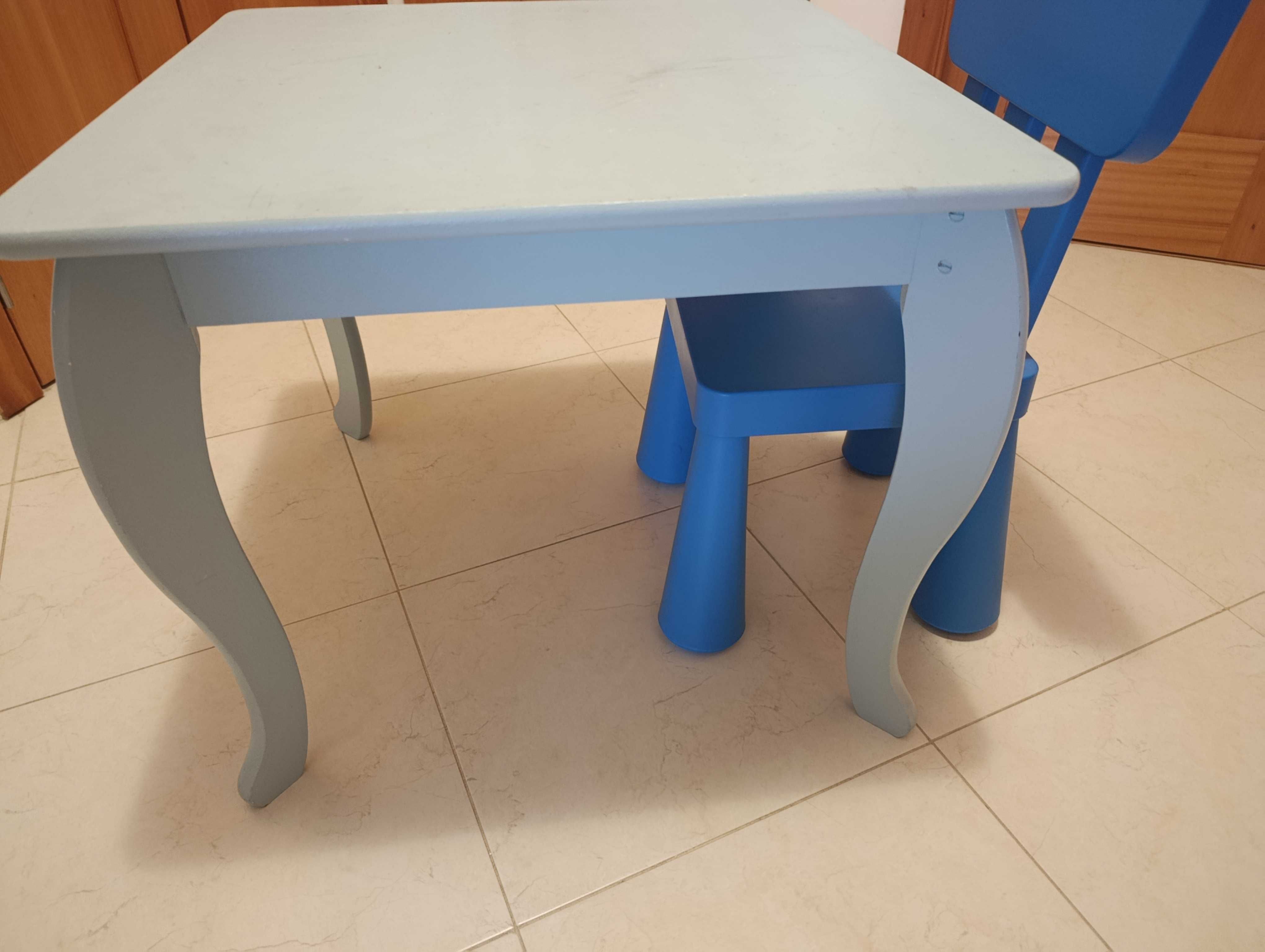 Mesa de madeira e cadeira IKEA para criança
