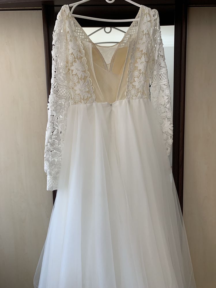 Piękna ślubna suknia z krynoliną w rozmiarze M.