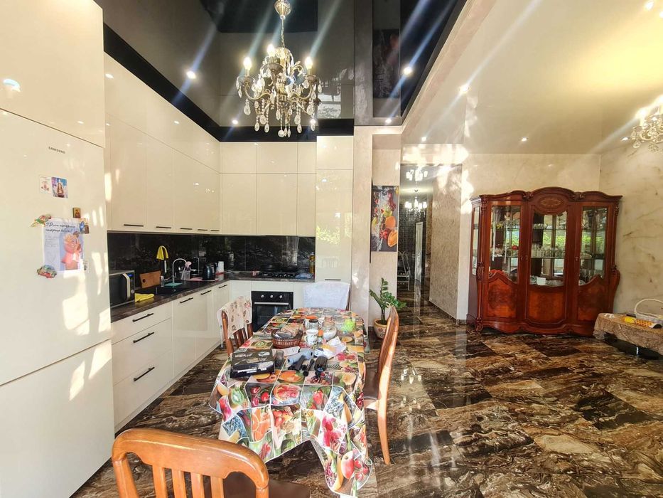 Хозяйский частный дом с гаражом на Таирова Левитана Королева