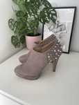 Bezowe buty botki z cwiekami na obcasie deichmann 39