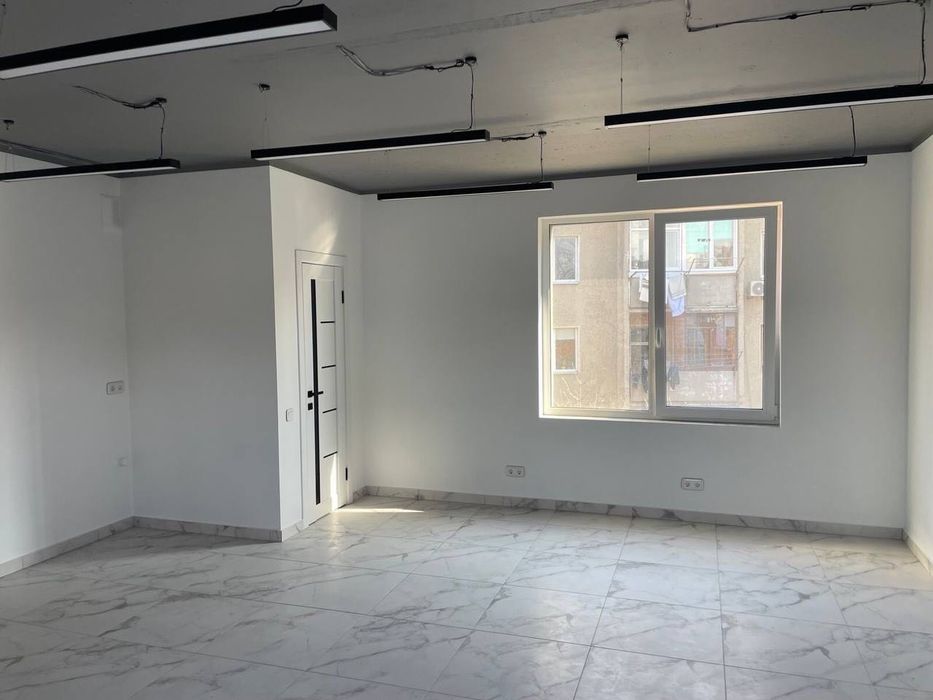 Здається в оренду офісне приміщення 30 м2 з терасою 100 м2 біля озера