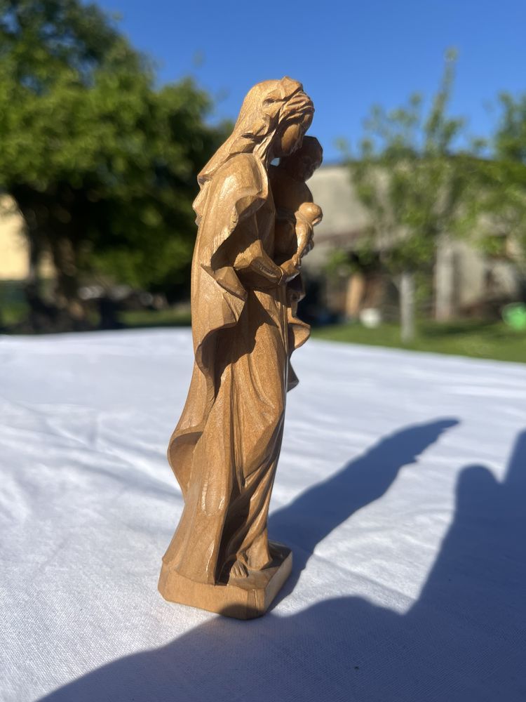 Drewniana figurka Matki Boskiej