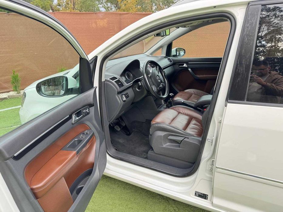 VW TOURAN 2.0 TDI – 7 LUGARES – INTERIOR EM PELE – TETO PANORÂMICO
