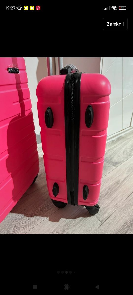 Mała różowa walizka