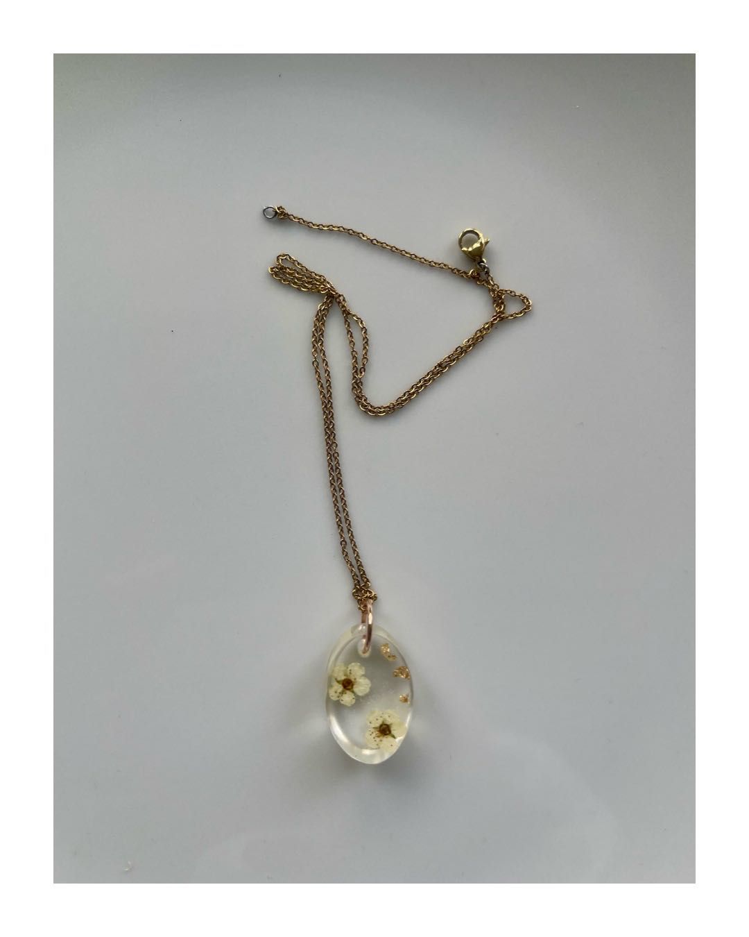 Zawieszka „fleurs blanches” biżuteria handmade żywica złoto