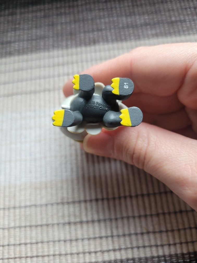 Figurka pokemon jangmo-o