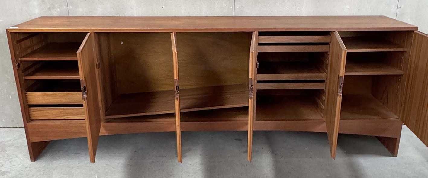 Oryginalny sideboard projektu Harry’ego Ostergaarda