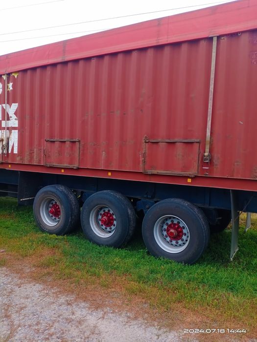 Контейнеровоз напівпричіп