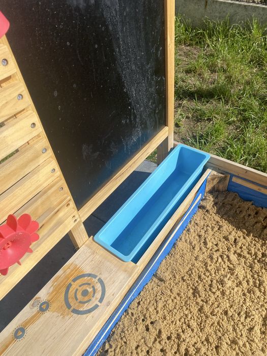 Piaskownica dla dzieci z tablicą i innymi akcesoriami zamykana