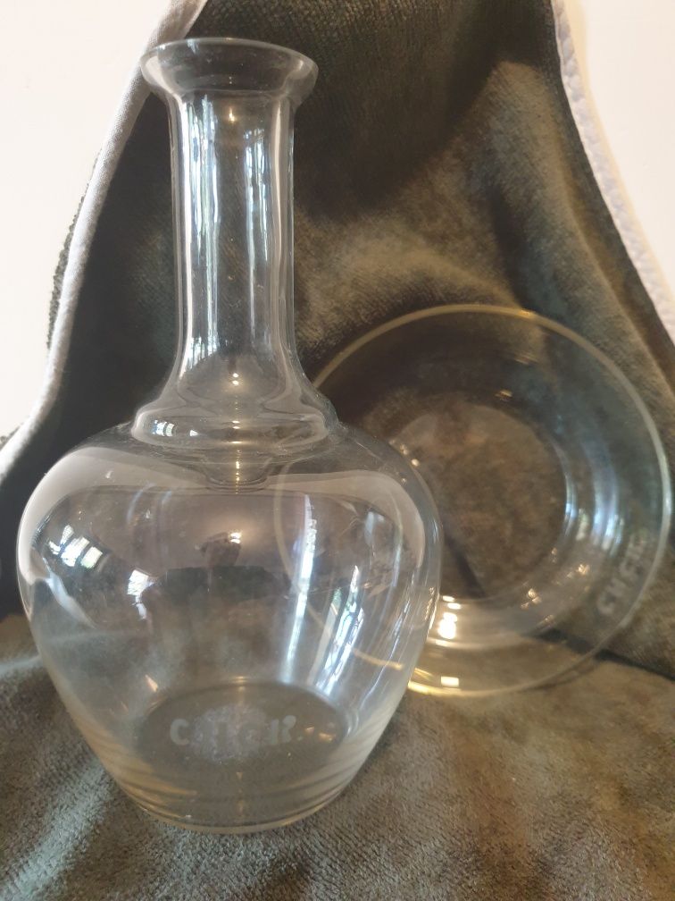Antiga garrafa em vidro com prato do Centro Hospitalar Caldas Rainha
