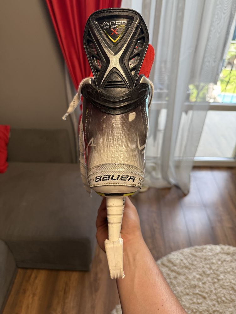 Продам хокейні ковзани Bauer Vapor Hyperlite, розмір 9.5 Fit 2