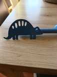 Karnisz metalowy z dinozaurami