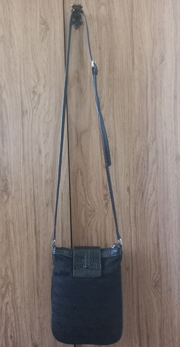 GUESS mała torebka listonoszka czarna pleciona przeplatana monogram