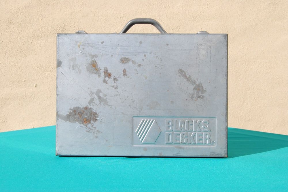 Antiga mala de transporte em Metal Black & Decker Vintage