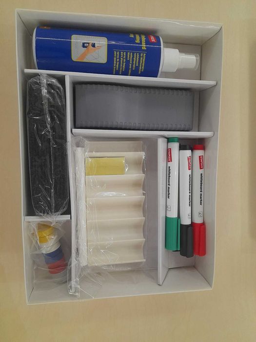 Organizer holder przybory do tablicy suchościeralnej