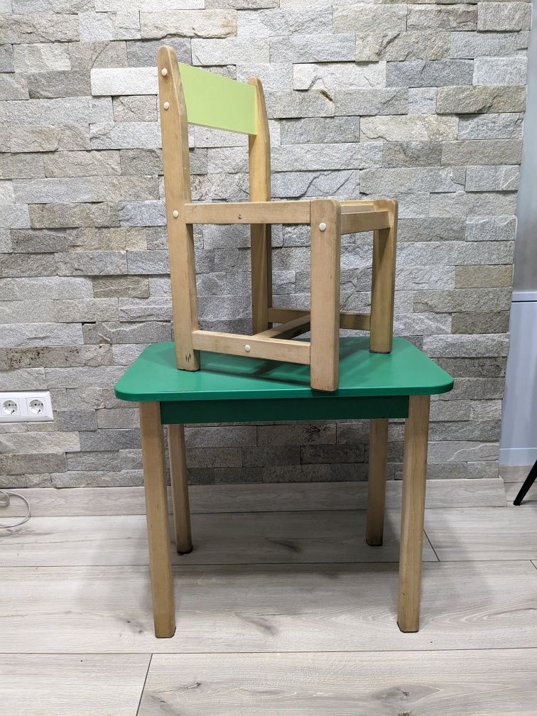 Дитячий стіл(столик) та стілець.