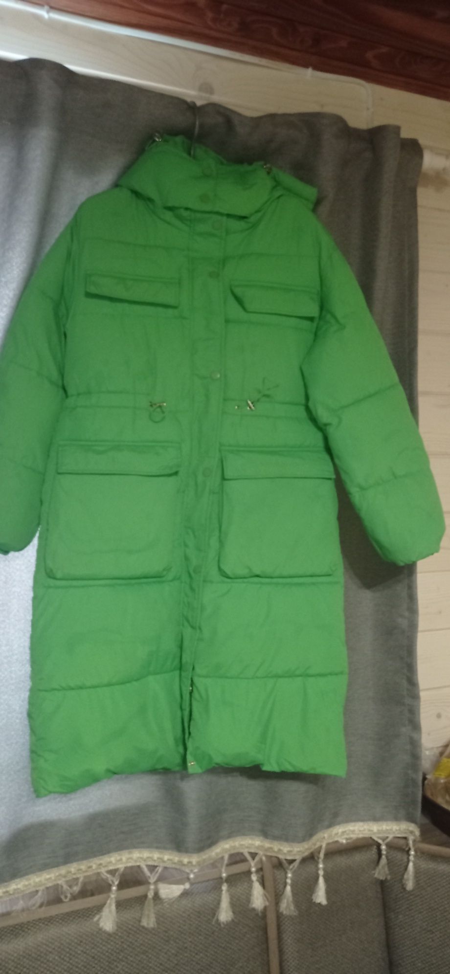 Куртка зеленого кольору зимова