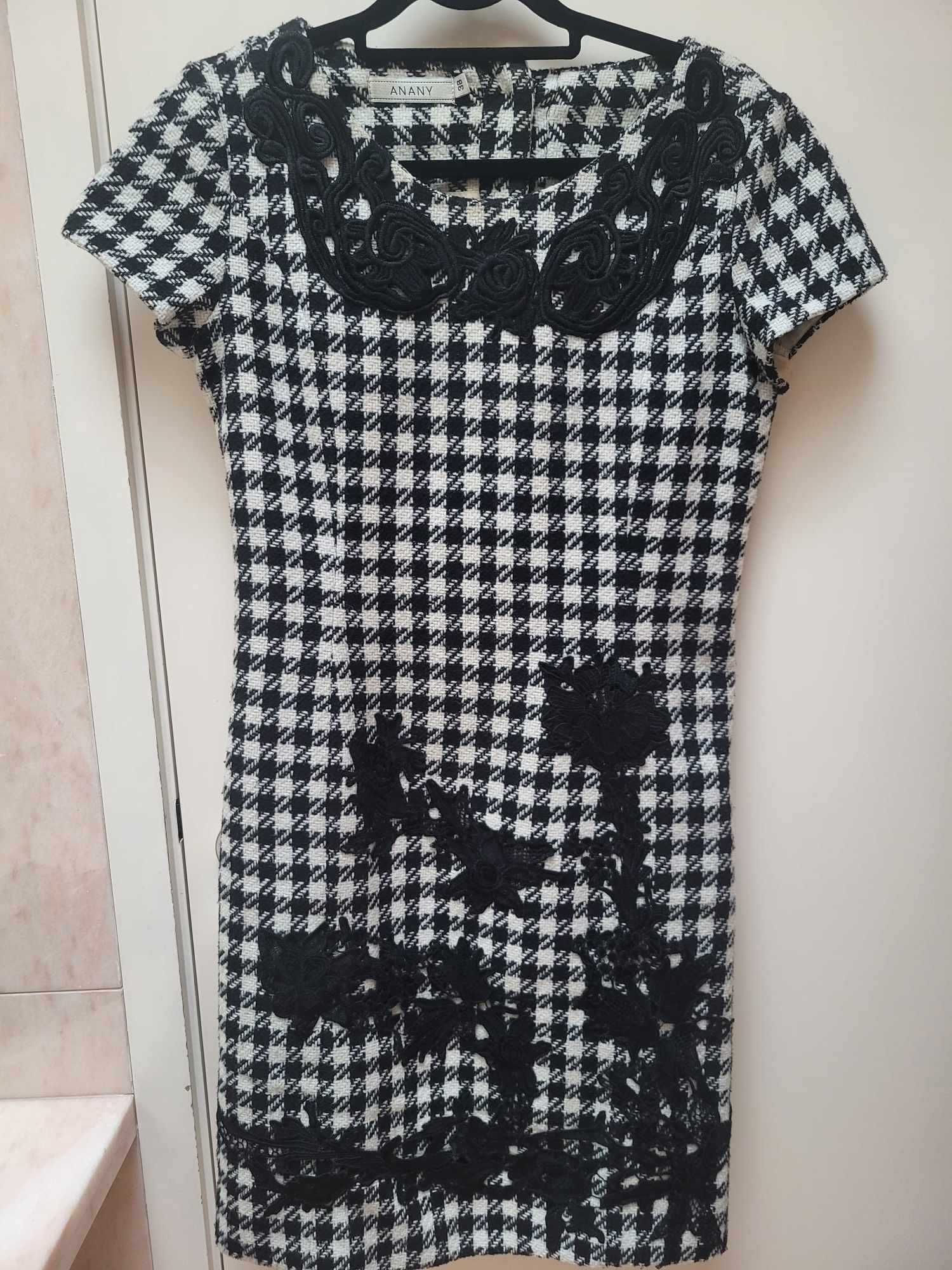 Vestido Xadrez Preto e Branco com Flores Bordadas