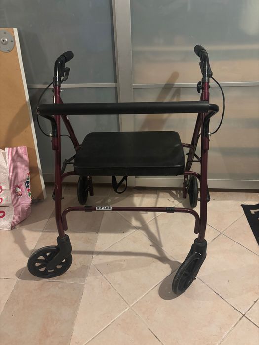 Andarilho co.m 4 rodas,  Assento e Travão