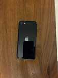 iPhone SE 3 gen 2022 z kablem Lightning