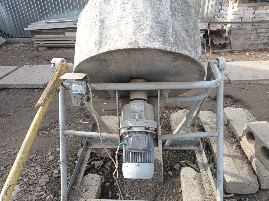 Бетонозмішувач (бетономішалка)