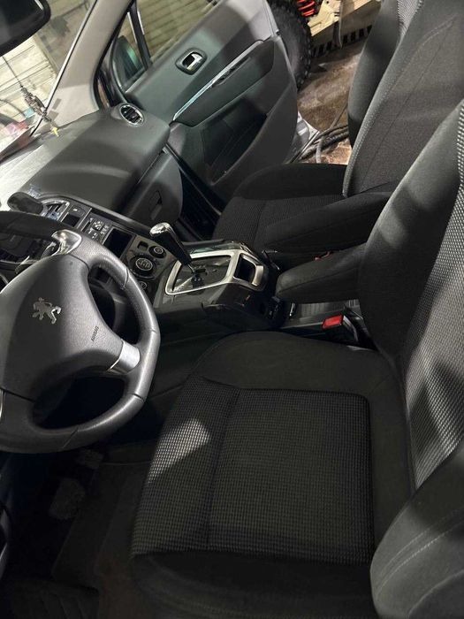 Peugeot 5008 • 2010 рік • 6 500 $