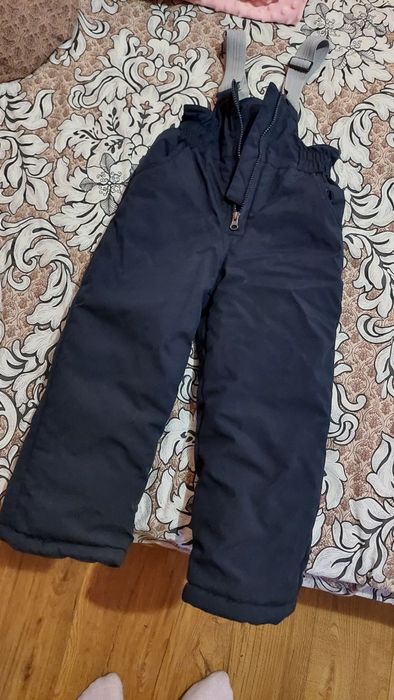 Теплі штани на підтяжках.