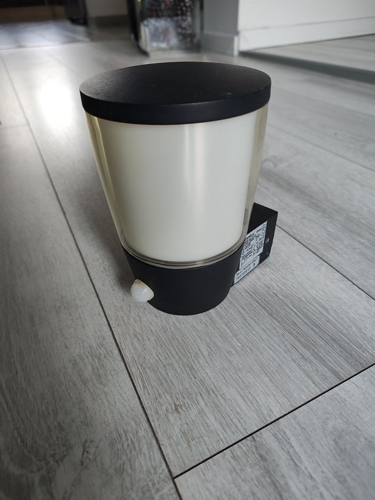 Lampa kinketowa zewnętrzna z czujnikiem ruchu i zmierzchu
