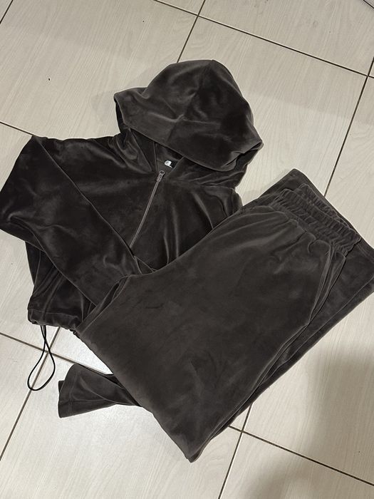 Велюровий костюм в кольорі мокко