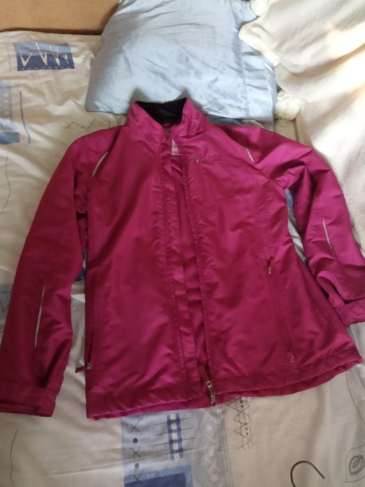 Две женские куртки ветровки