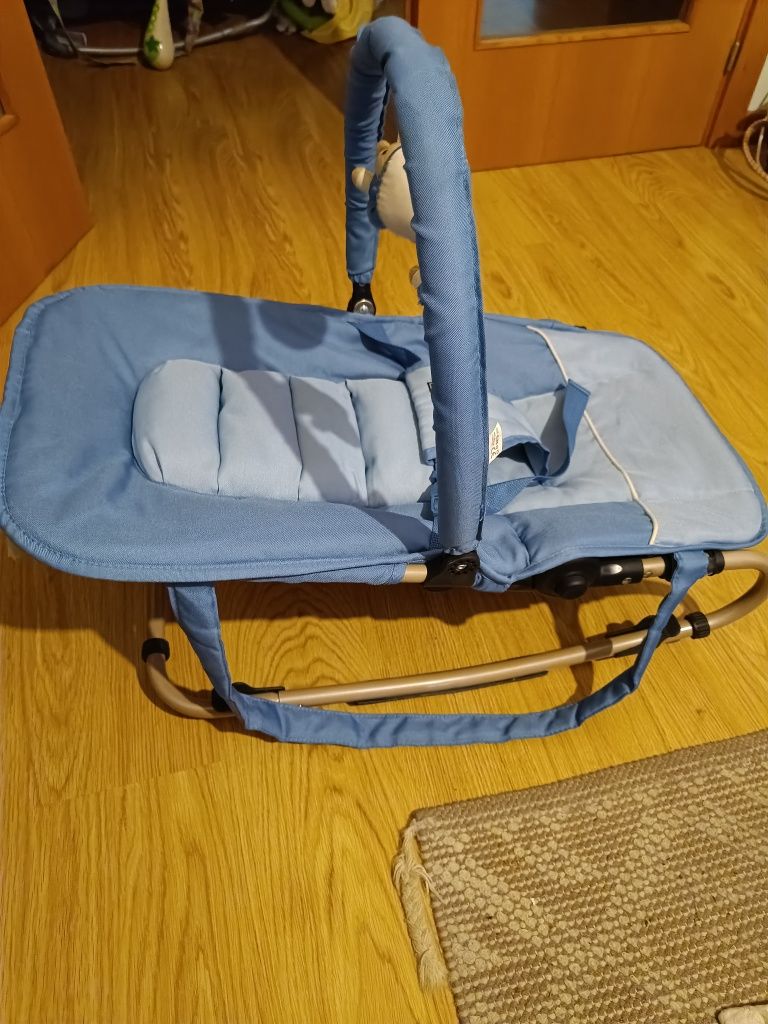 Espreguiçadeira azul com pouco uso