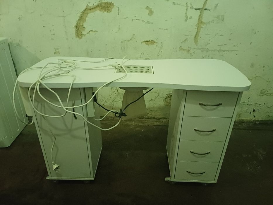 Stół do manicure z pochłaniaczem