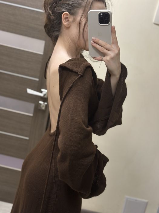 Сукня з голою спинкою