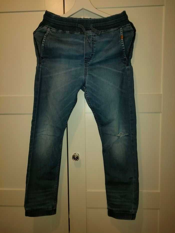 Spodnie Joggery z dziurą 152 cm