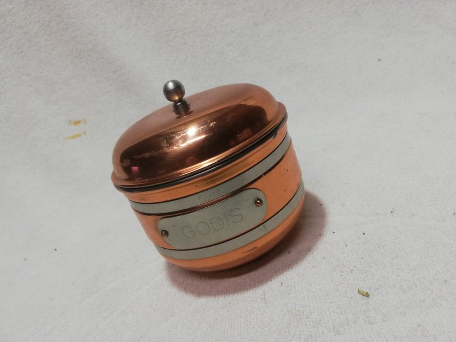 Nr. 24. Pojemnik miedziany z napisem Godis