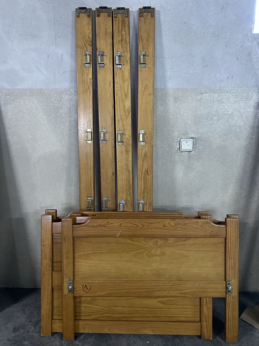 Duas camas de solteiro e colchöes