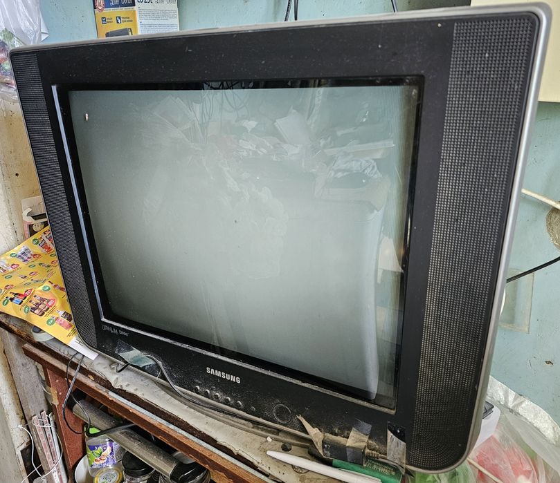 Телевізор Samsung UltraSlim Fit TV разом з тарілкою та ресивером