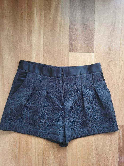 Calções Curtos Pretos Lavrados - ZARA