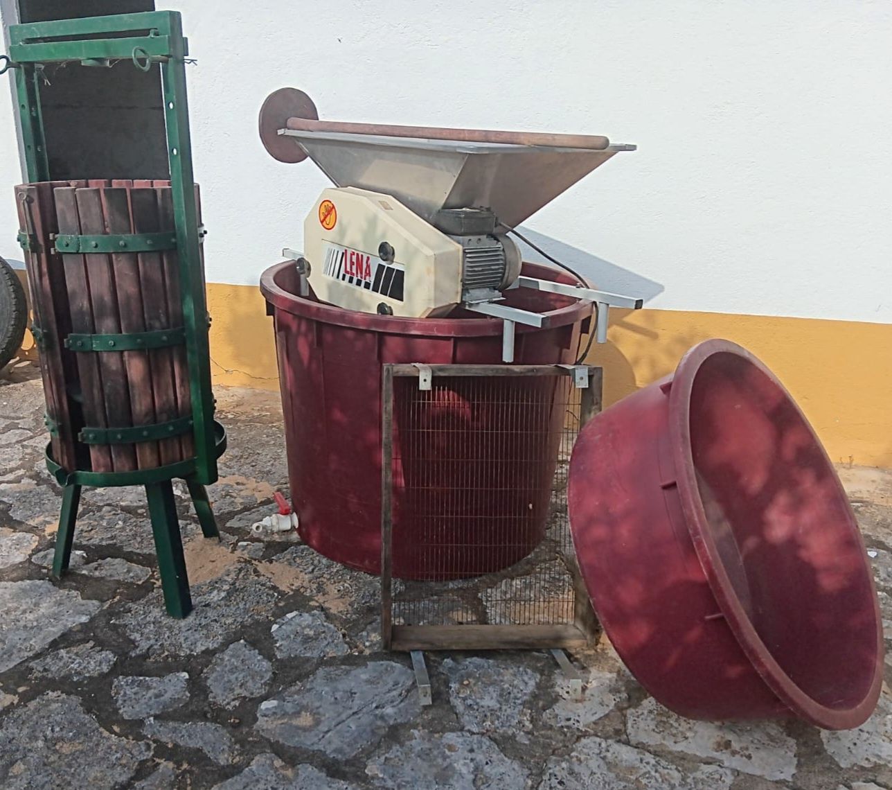 Cuba, esmagador, prensa e dornas para vinho