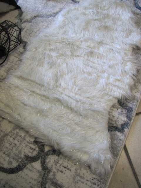 Biała Miękka Sztuczna SKÓRA Owcza Dywan DYWANIK 60x100 cm