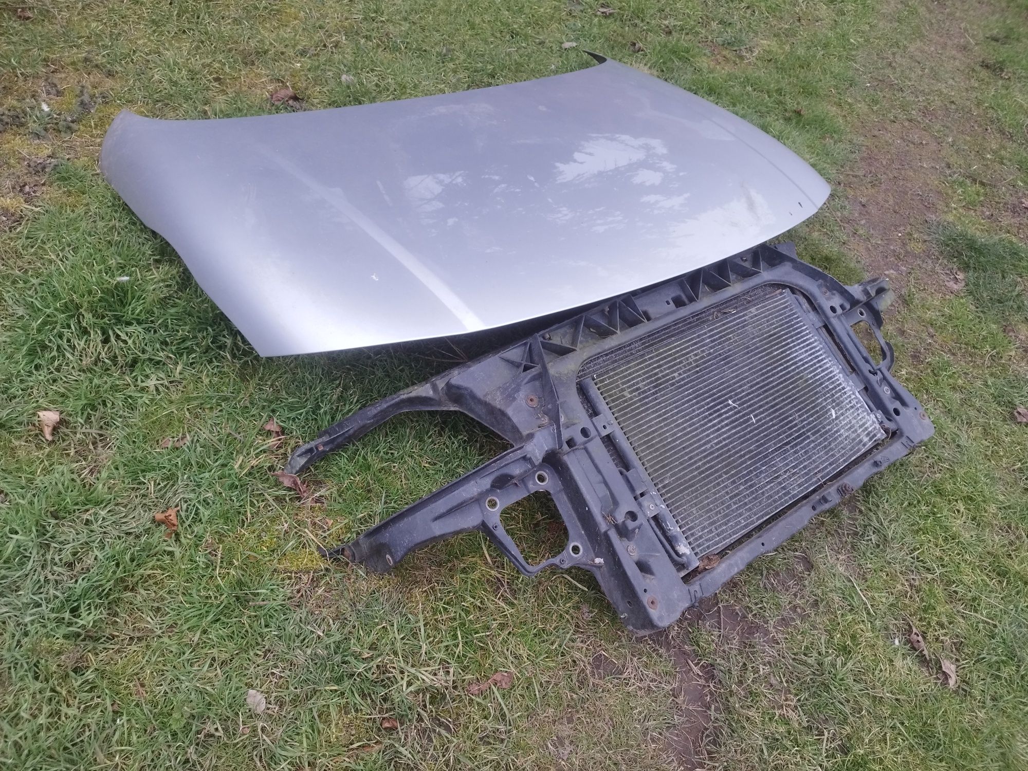 Maska Audi TT 8n0 ładna srebrna